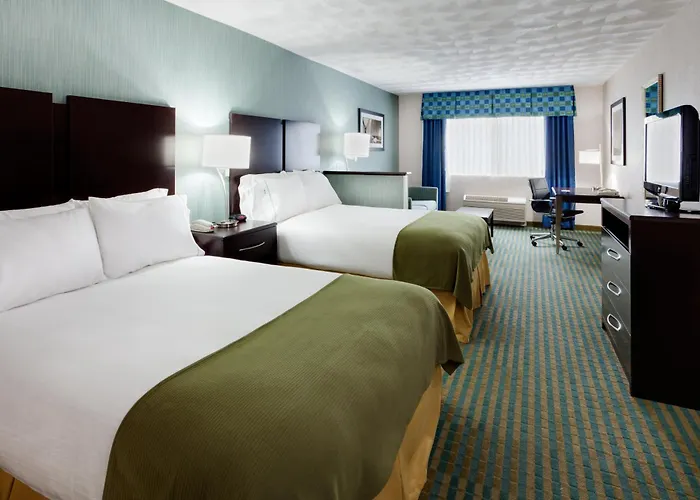 Hotel with pool: Holiday Inn Express & Suites Smithfield - Providence By Ihg