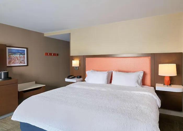 Hotel with pool: Hampton Inn & Suites Providence / Smithfield