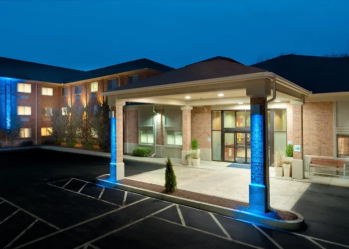 Hotel with pool: Holiday Inn Express & Suites Smithfield - Providence By Ihg