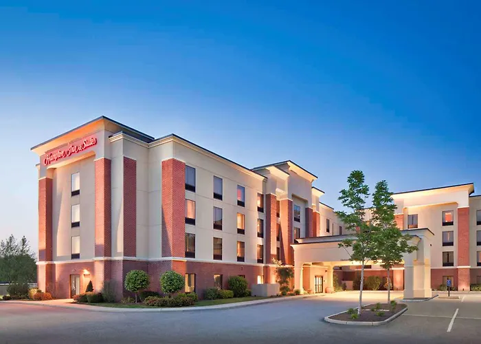 Hotel with pool: Hampton Inn & Suites Providence / Smithfield